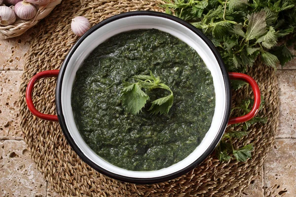 Comida Vegetariana Con Ortiga Cocida Sartén Metal — Foto de Stock