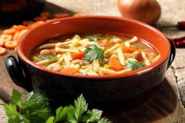 sebzeli tart ve erişteli rustik çorba.