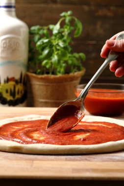 Mutfak arka planında İtalyan pizzası hazırlığı