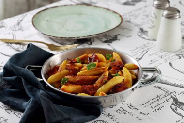 Metal tavada kızarmış patates.