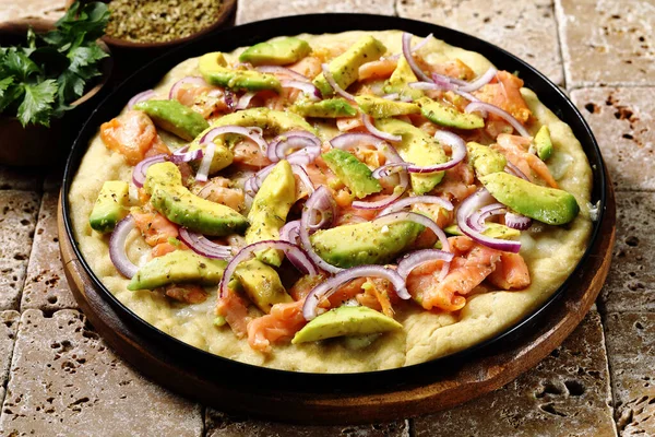 Pizza Awokado Łososiem Cebulą — Zdjęcie stockowe