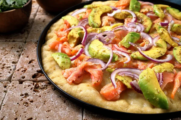 Pizza Awokado Łososiem Cebulą — Zdjęcie stockowe