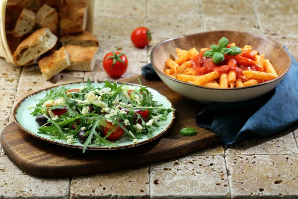 Hälsosam Mat Grön Sallad Och Makaroner Med Tomatsås — Stockfoto