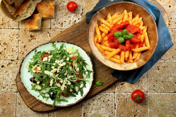 Hälsosam Mat Grön Sallad Och Makaroner Med Tomatsås — Stockfoto