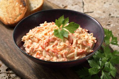 Havuçlu ev yapımı salata ve ahşap arka planda beyaz sos.