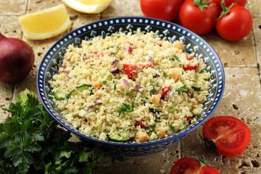 Tahta masada sebzeli kuskus.