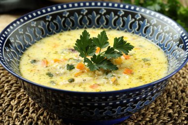 Sebzeli ve otlu bir kase çorba.