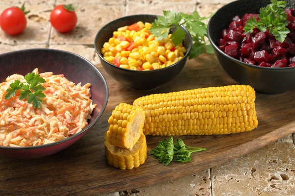 Kukoricasaláta Zöldségekkel Tál Főtt Céklával — Stock Fotó