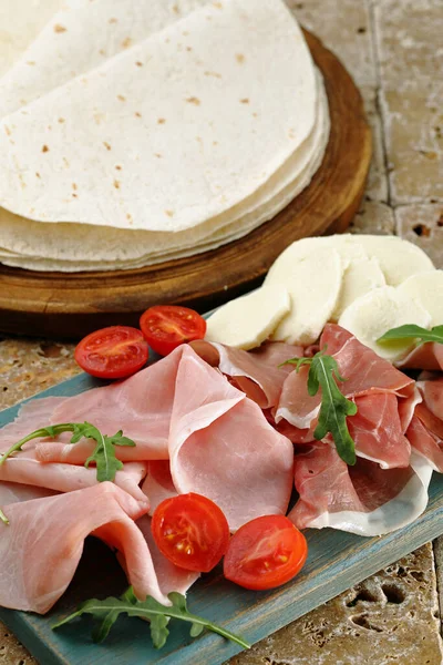 Burrito Frais Avec Jambon Légumes Sur Table — Photo