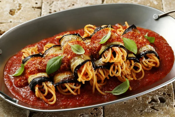 토마토와 치즈를 곁들인 이탈리아의아우 베르긴 — 스톡 사진