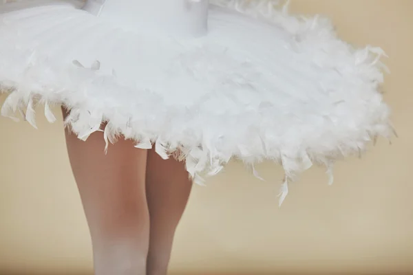芭蕾舞女演员穿白色连衣裙的特写. — 图库照片