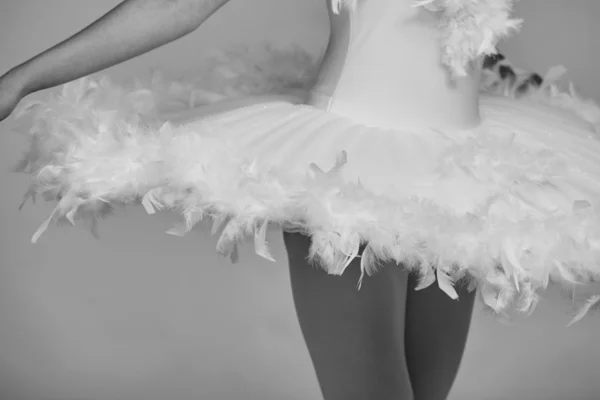 Închiderea balerinei în rochie albă . — Fotografie, imagine de stoc