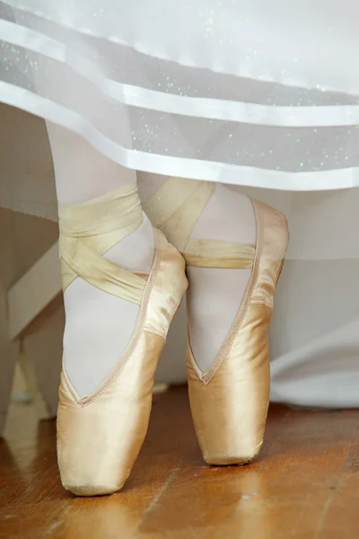 Gambe di ballerina con scarpe da balletto — Foto Stock