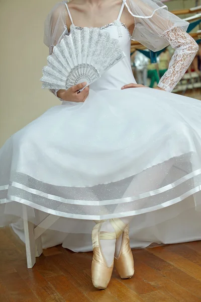 Giovane ballerina in abito bianco in possesso di un ventilatore bianco . — Foto Stock