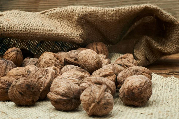 Vlašské ořechy v pytlovina pytel — Stock fotografie