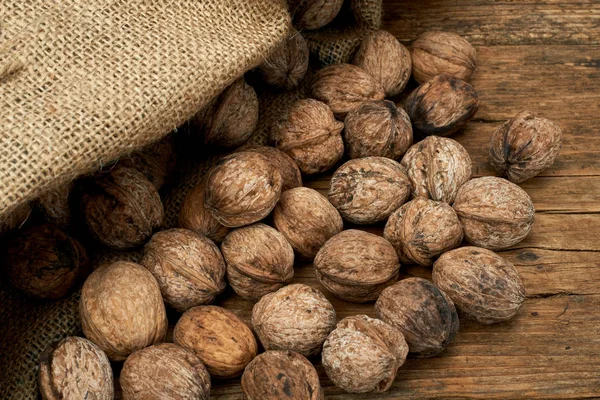 Vlašské ořechy v pytlovina pytel — Stock fotografie