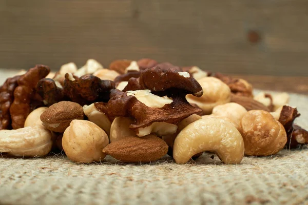 Smíšené ořechy na pytlovina — Stock fotografie