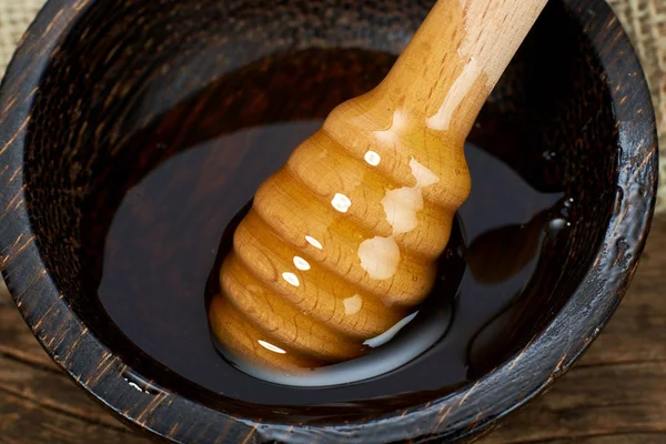 Чаша мёда с ковшом — стоковое фото
