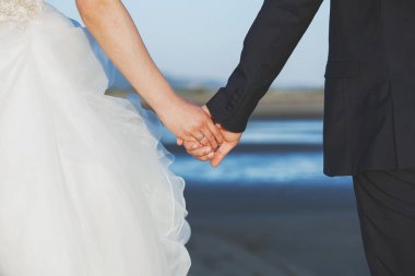 Düğün çifti el ele tutuşuyor..