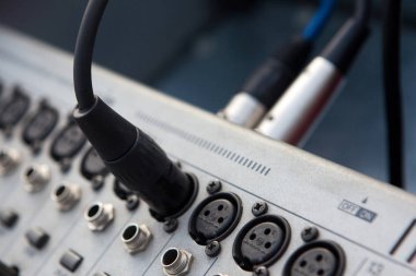 Amplifikatör ve hoparlör bağlantı kabloları bağlayın.