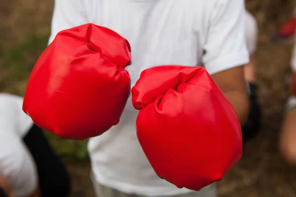Jovem boxeador com luvas de boxe vermelho . — Fotografia de Stock