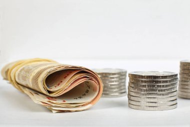 Euro yığınları ve rulo kağıt paralar.