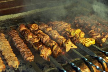 Barbekü et tükürür wlile ateş üzerinde.