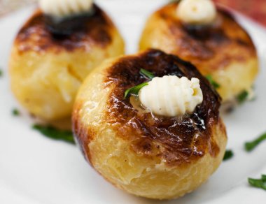 Tereyağı ile kızarmış patates.