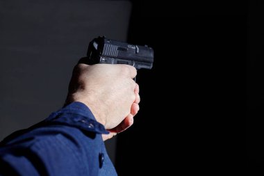 Polis memuru elinde silahla nişan.