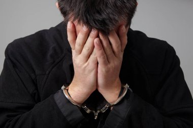 Kelepçeli genç adam.