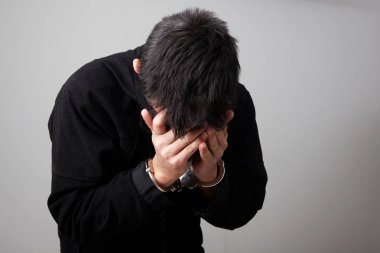 Kelepçeli genç adam.