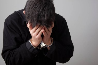 Kelepçeli genç adam.