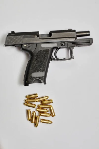 Pistol pistol och kulor. — Stockfoto