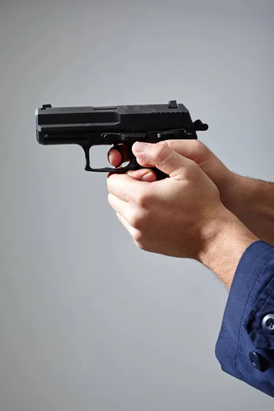 Az ember kezét célzás a gun. — Stock Fotó