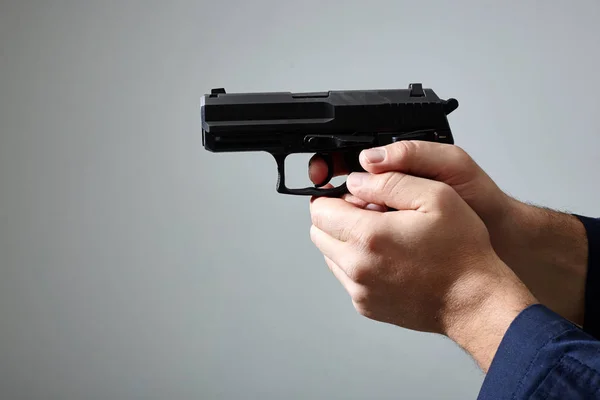 Mannens händer syftar med pistol. — Stockfoto