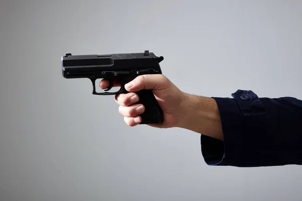 Férfi kezét célzás a gun. — Stock Fotó