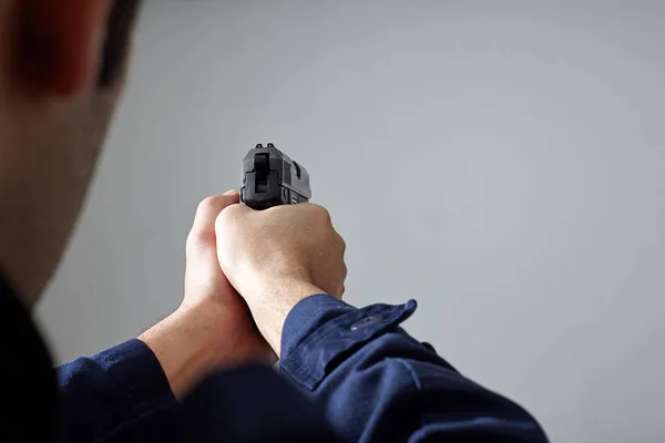 Polis händer syftar med pistol. — Stockfoto