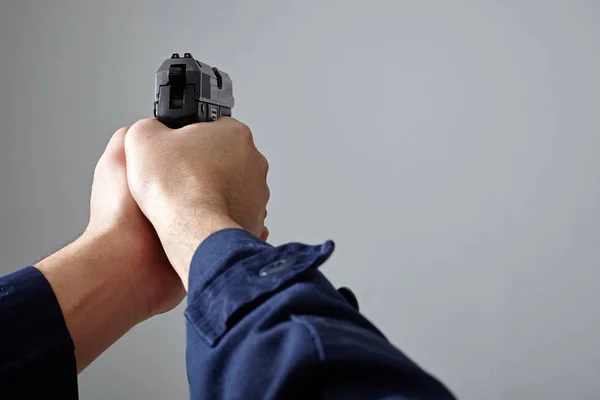 Rendőrség tiszt kezét célzás a gun. — Stock Fotó