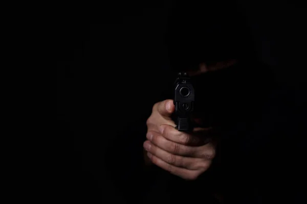 Mannens händer syftar med pistol. — Stockfoto