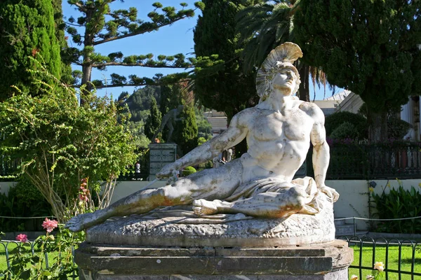 阿基里斯雕像试图从他的山上移除箭. — 图库照片