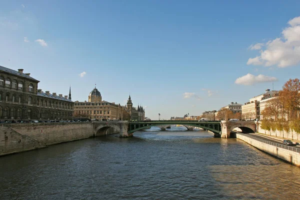 Paris'te Seine Nehri'nin görünümü.