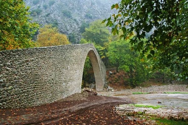 Traditional stone bridge in Greece — Stock Photo, Image