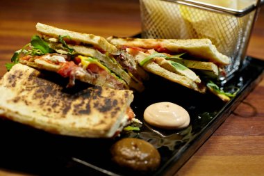 Club sandviç taze ekmek ve patates ile.