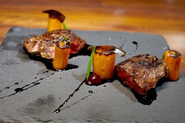 Dana eti kaburga sebze ve et suyu sosu ile. 