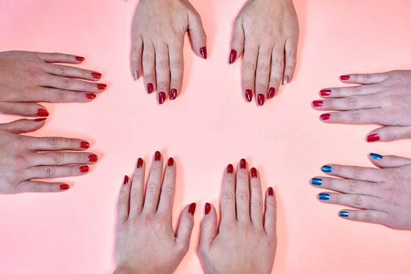 Manicure elegante con smalto colorato . — Foto Stock