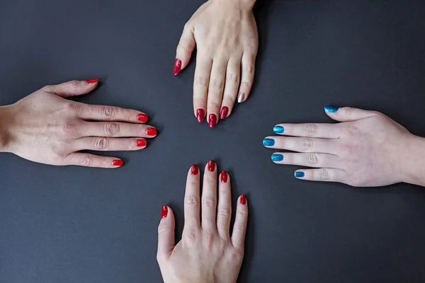 Manicure elegante con smalto colorato . — Foto Stock