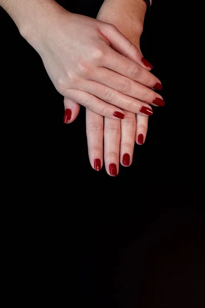 Manicure elegante con smalto rosso . — Foto Stock