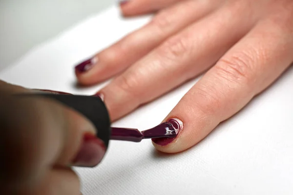 Manicure smalto colore viola . — Foto Stock