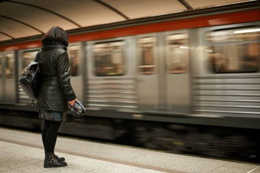 Treni bekliyorum.