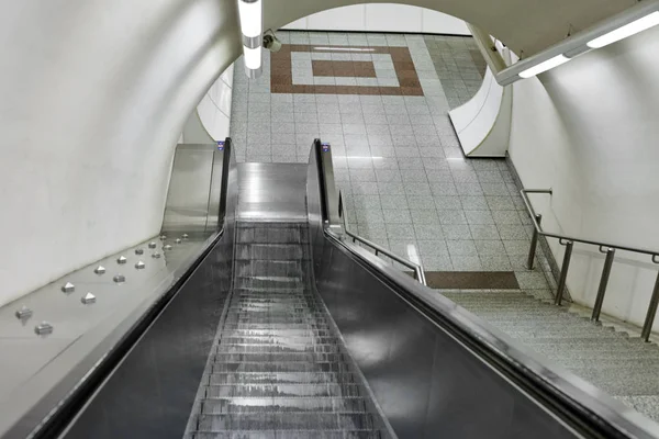 Escadas rolantes no terminal . — Fotografia de Stock